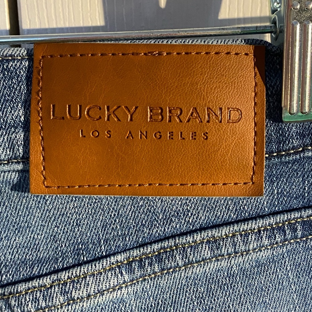 Lucky brand jeans. Size 6, 28 inch waist.